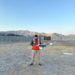 demostrando un dron recreativo