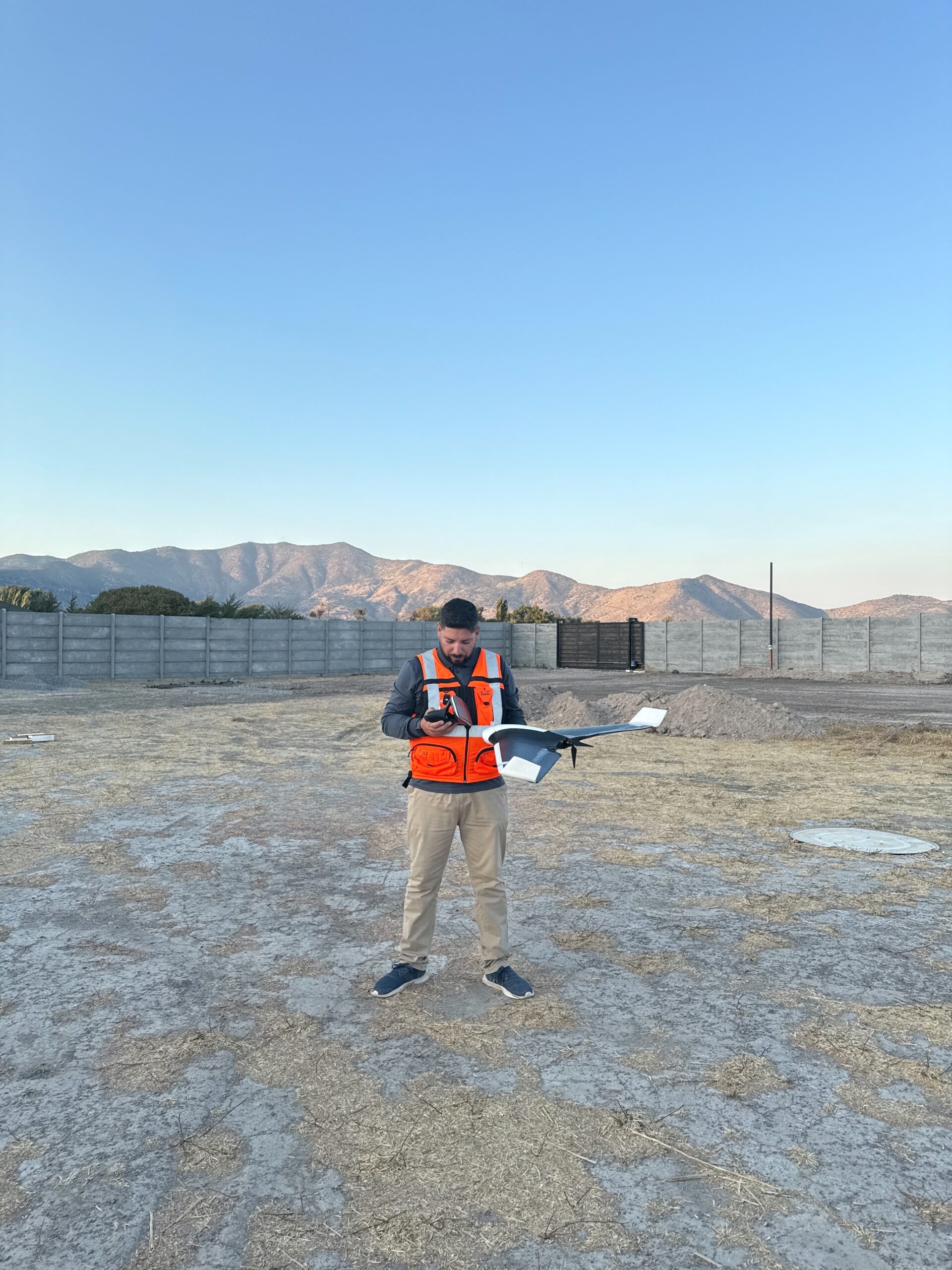 demostrando un dron recreativo